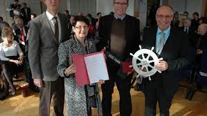 Quelle NOZ.de: Feierliche Einführung: Claus Dötzer, Martina Otto-Schindler und Stefan Muhle beglückwünschten 2013 Hermann Krüssel (von links) als neuen Schulleiter der BBS Melle.