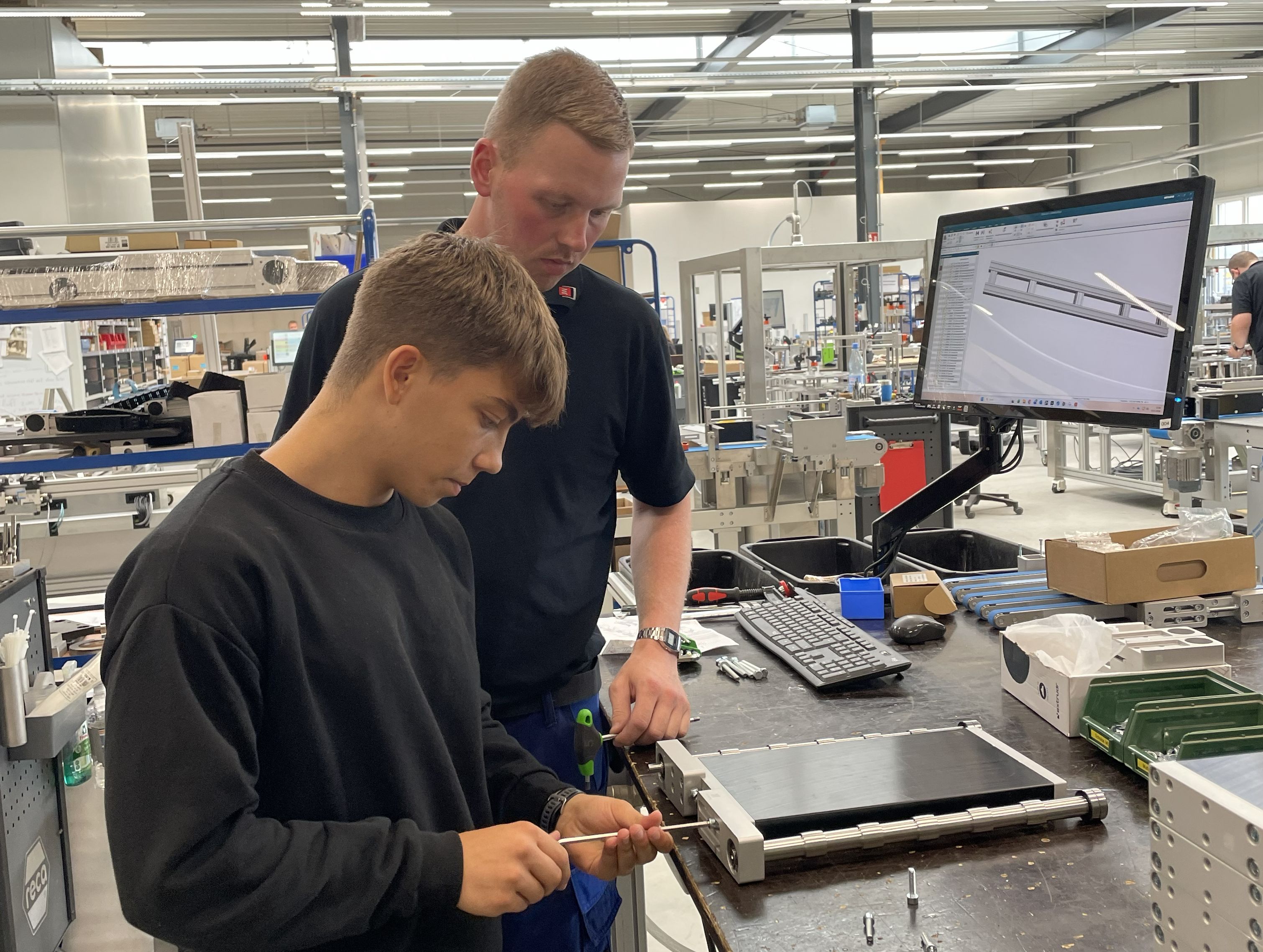 Industrieller Arbeitgeberverband und MaßArbeit besuchen die JW Verpackungstechnik GmbH