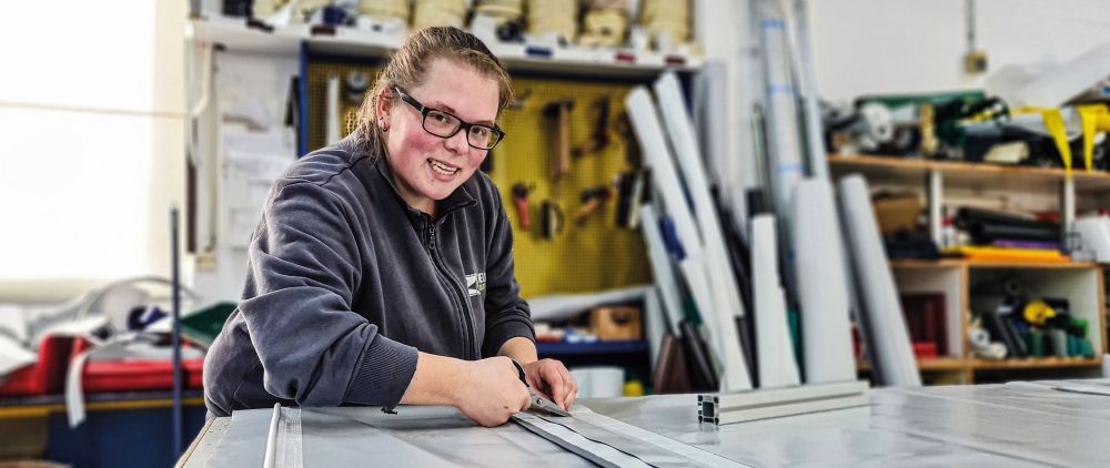 Hier entsteht ein Vorzelt. Der Beruf ist eine gute Mischung aus Hand- und Maschinenarbeit. 