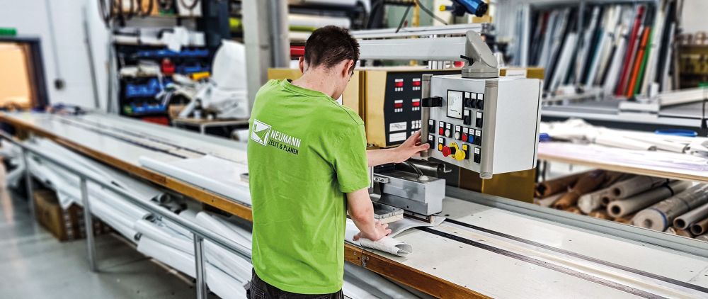 Hier wird an der Hochfrequenz-Schweißmaschine gearbeitet.