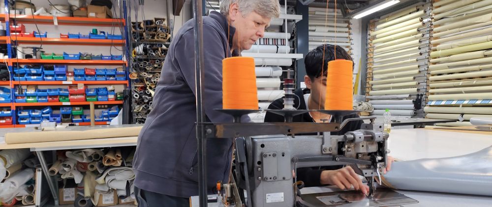 Hier wird ein Polsterkissen genäht.