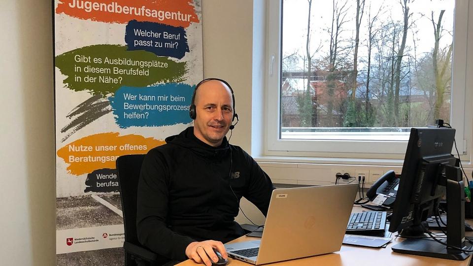 Ausbildungslotse Martin Möller hat mit seinen KollegInnen der Jugendberufsagentur an der Astrid-Lindgren-Schule in Bohmte die ersten Beratungsgespräche mit Jugendlichen und ihren Eltern per Videokonferenz durchgeführt.