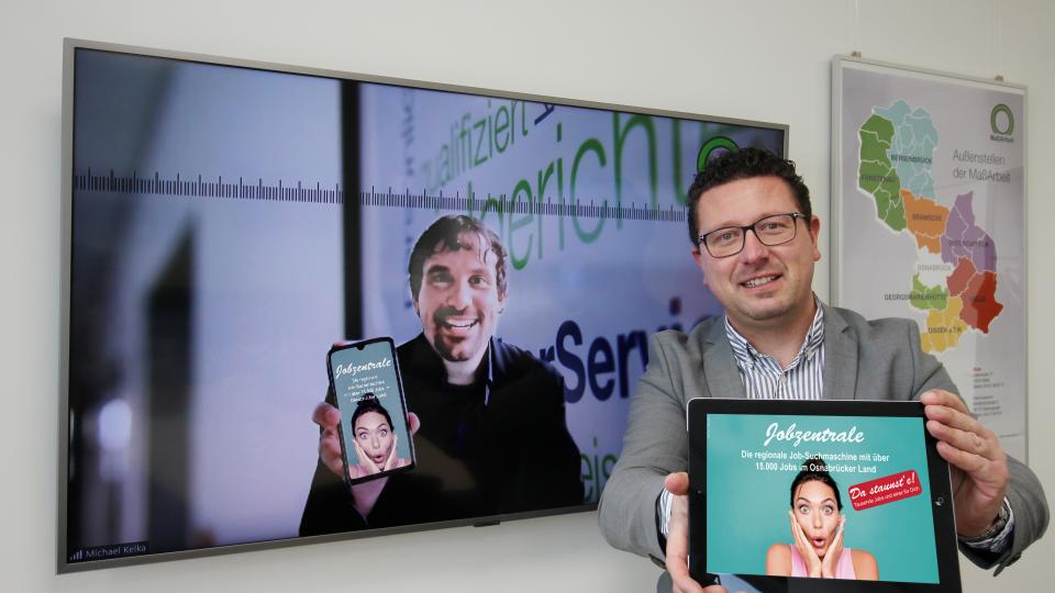Mit der Online-Stellenbörse „JobZentrale“ stellt die kommunale Arbeitsvermittlung des Landkreises Osnabrück ein Portal zur Verfügung, das einen guten Überblick über die vielfältigen Online-Ausbildungs- und Jobangebote der Region gibt: Besonders wichtig in Corona-Zeiten, finden (von links) MaßArbeit-Bereichsleiter Michael Kelka und Vorstand Lars Hellmers.