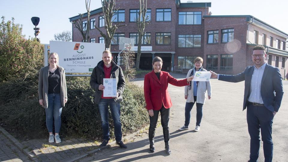 Gerade in der Pandemiekrise ist es wichtig, zu signalisieren: Komm zur Schule. Hier schauen viele Menschen hin! Über die Zertifikatsüberreichung für besonderes Engagement gegen Schulmüdigkeit freuen sich (v.l.): Mareike Engwer (Schulsozialarbeiterin, Bertram Krause (Fachberatung Schulverweigerung), Gabriele Balgenort (Schulleiterin), Marion Pohlmann (Koordinatorin Fachberatung Schulverweigerung) und MaßArbeit-Vorstand Lars Hellmers.  Foto: MaßArbeit / Uwe Lewandowski 