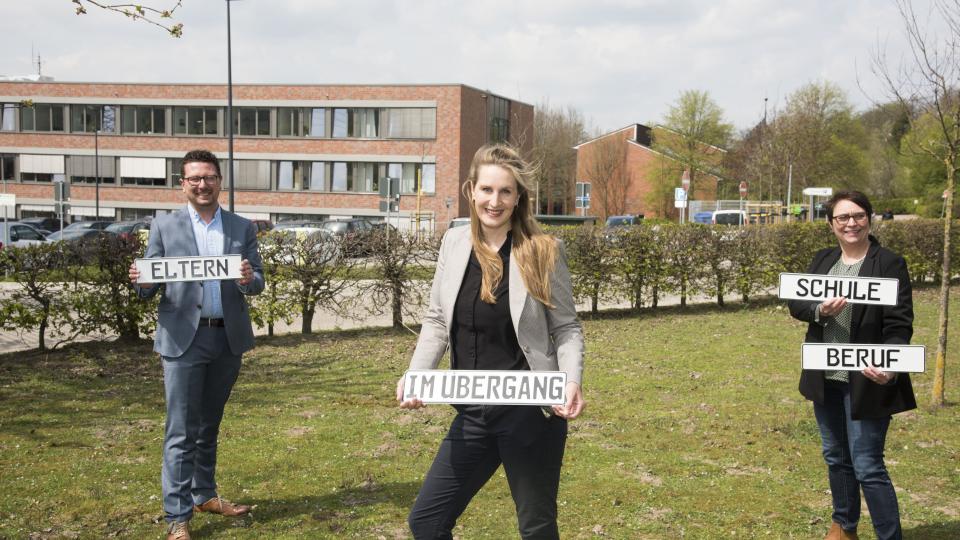 Sie freuen sich, mit der neuen Servicestelle Eltern im Übergang Schule-Beruf mehr Unterstützung für Mütter und Väter mit Kindern in der Berufsorientierungsphase anbieten zu können: (von links) Lars Hellmers, Vorstand der MaßArbeit, Kerstin Hüls, zuständig für die Projektumsetzung, und Bereichsleiterin Susanne Steininger.  Foto: MaßArbeit  / Uwe Lewandowski