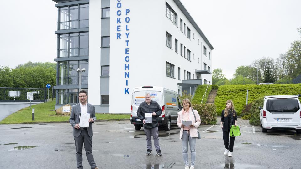 Sie freuen sich auf interessante Projekte im Rahmen der neuen Partnerschaft zwischen der Oberschule Hilter und der Firma Höcker Polytechnik (von links): Lars Hellmers, Vorstand der MaßArbeit, Christian Vennemann, Geschäftsführer der Höcker Polytechnik GmbH, Ute Haehnel, Schulleiterin der OBS Hilter, und Annika Schütte, Servicestelle Schule-Wirtschaft der MaßArbeit.  Foto: MaßArbeit / Hermann Pentermann 