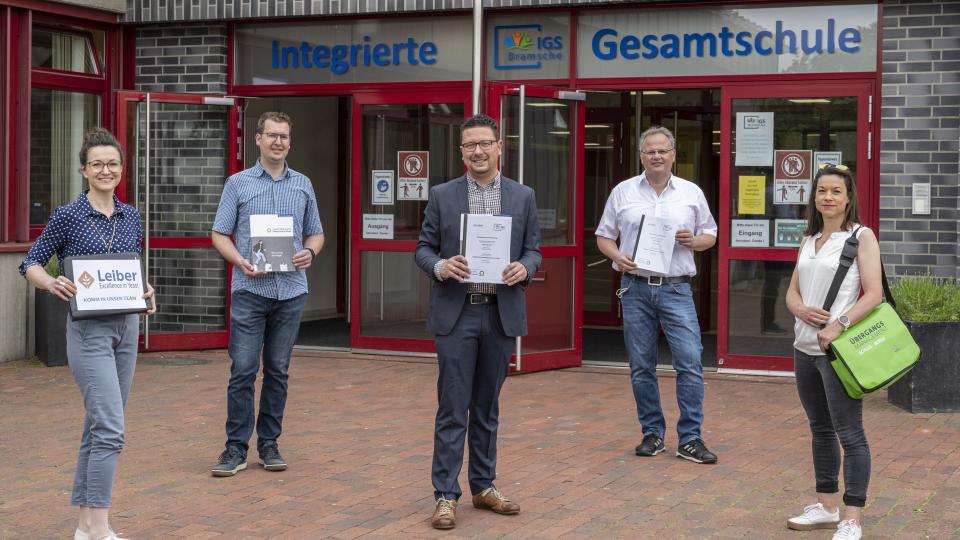 Sie wollen den Schülerinnen und Schülern der IGS Bramsche gemeinsam mit vielen Praxisprojekten eine spannende Berufsorientierung bieten (von links): Magdalena Brosda (Personalleiterin Leiber GmbH), Robert Ritter (IGS Bramsche, Fachbereichsleitung AWT), Lars Hellmers (Vorstand MaßArbeit), Thomas Behning (Schulleiter IGS Bramsche) und Katja Bielefeld (Servicestelle Schule-Wirtschaft der MaßArbeit). Foto: MaßArbeit / Hermann Pentermann 