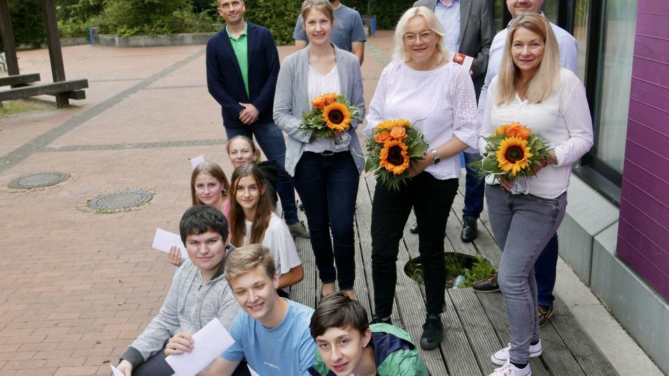 Preisträger, Jury, Schul-, Unternehmens- und Kommunalvertrer*innen werden gezeigt! 
