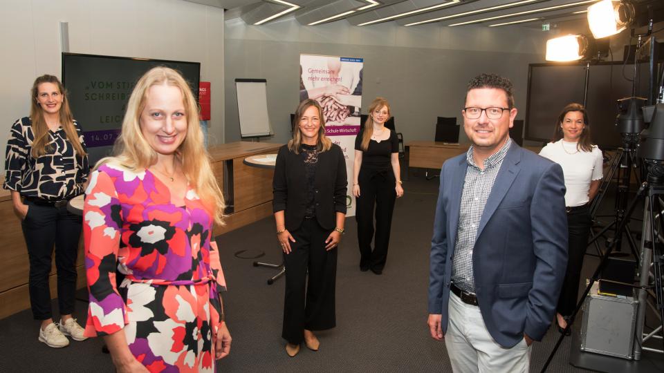 Dachten Eltern bei der Berufsorientierung mit: (von links) Kerstin Hüls, Servicestelle, Landrätin Anna Kebschull, Moderatorin Sandra Schürmann, Annika Schütte, Servicestelle, MaßArbeit-Vorstand Lars Hellmers und Katja Bielefeld, Servicestelle.  Foto: MaßArbeit / Uwe Lewandowski