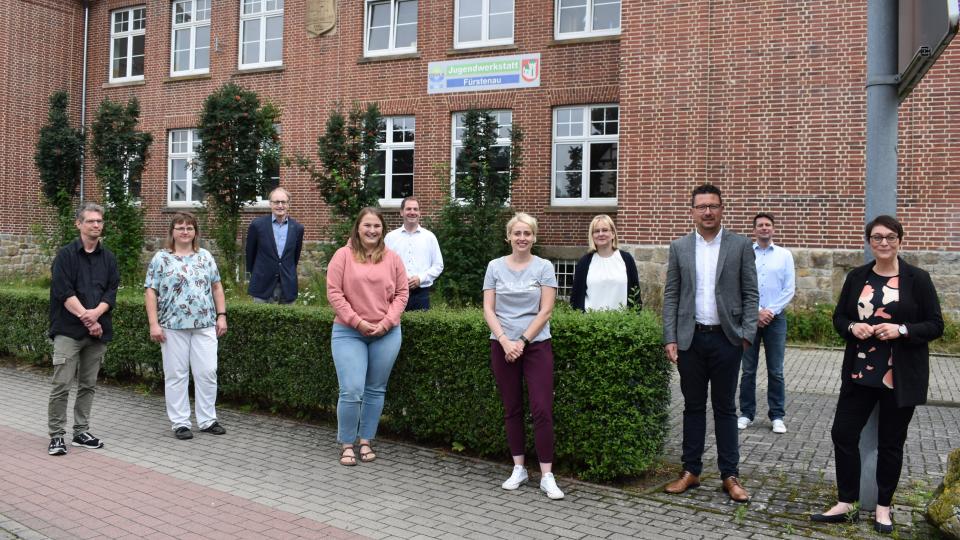Mit dem Projekt Anlauf 2.0 soll jungen Menschen in Problemsituationen Hilfe erteilt werden. Die Anlaufstelle DEULA Jugendwerkstatt wurde von den Projektbeteiligten besichtigt. Foto: MaßArbeit/Hermann Pentermann