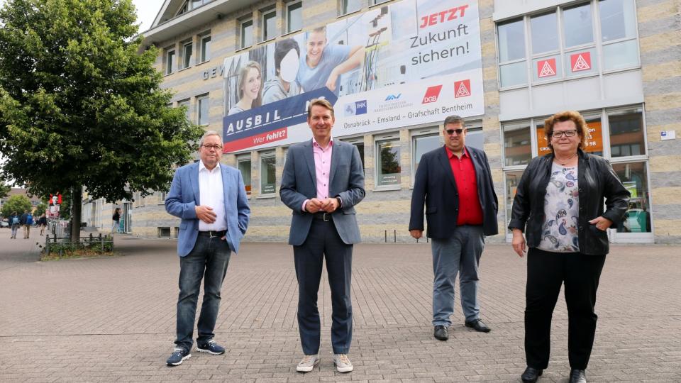 Setzen sich für betriebliche Ausbildung ein (v. l.): Axel Busch (IAV), Marco  Graf (IHK), Stephan Soldanski (IG Metall), Petra Tiesmeyer (DGB). Bildnachweis: IHK/Robert Schäfer.