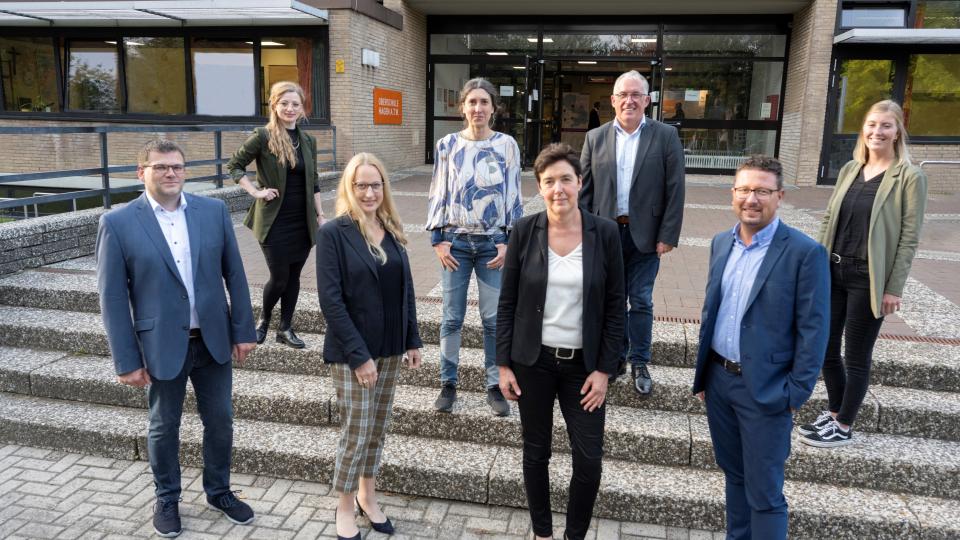 Die Organisatorinnen und Organisatoren freuten sich über die große Resonanz auf die Messe „Talent trifft Ausbildung light“  (vor der Treppe v. l. n. r.) : Simon Borgers, Schulleiter der Oberschule Hagen, Landrätin Anna Kebschull, Christine Möller, zukünftige Bürgermeisterin der Gemeinde Hagen, sowie Lars Hellmers, MaßArbeit-Vorstand, und (auf der Treppe v.l.n.r.) Annika Schütte, Netzwerkkoordinatorin Servicestelle Schule-Wirtschaft der MaßArbeit, Jenny Menkhaus, Wirtschaftsförderin der Gemeinde Hagen, Bürg