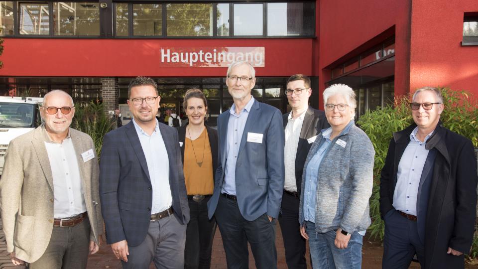 Freuen sich über den gelungenen Familien-B.O.P. in Melle (von links): Dr. Hermann Krüssel, Schulleiter der BBS in Melle, Lars Hellmers, MaßArbeit-Vorstand, Kerstin Hüls, Servicestelle Schule-Wirtschaft der MaßArbeit, Klaus Dötzer, stellvertretender Schulleiter der BBS, Florian Weßling und Birgit Brüggemann Wirtschaftsförderung der Stadt Melle sowie der Erste Stadtrat, Andreas Dreier.  Foto: MaßArbeit  / Uwe Lewandowski