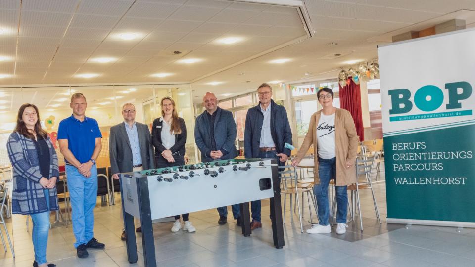 Freuen sich über 60 vermittelte „Dates“ (von links): Daniela Rethmann und Harald Brinkmeyer (Realschule), Wirtschaftsförderer Frank Jansing, Kerstin Hüls (Servicestelle Schule-Wirtschaft, MaßArbeit), Arne Willms, Bürgermeister Otto Steinkamp und Susanne Steininger (Bereichleitung Übergangsmanagement, MaßArbeit).