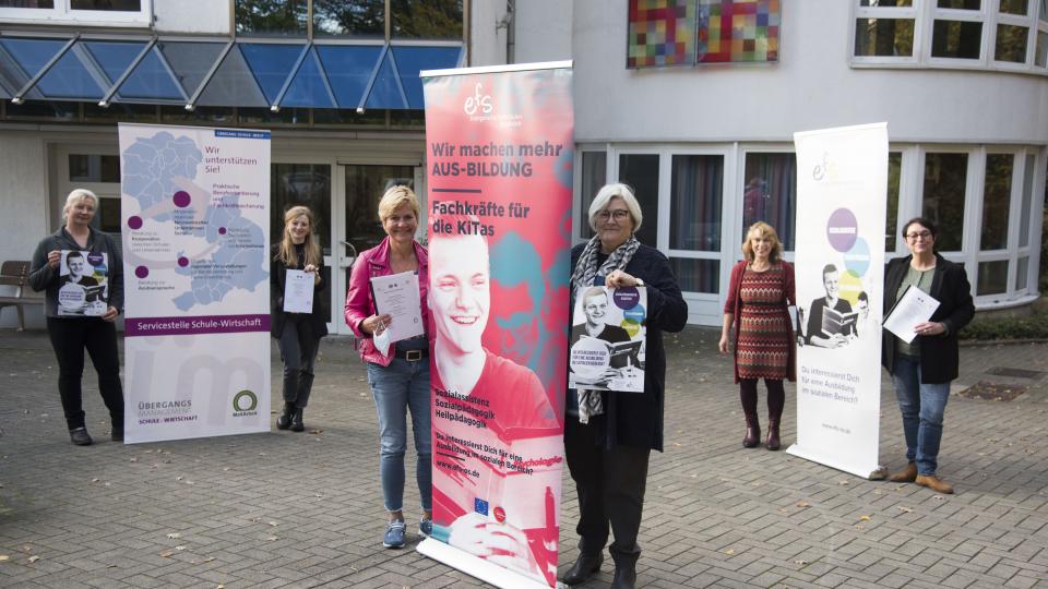 Freuen sich über die nächste gelungene Kooperation: v.l.n.r. Mareike Himmelreich (Berufsorientierungsbeauftrage, Geschwister-Scholl-Oberschule Bad Laer und Fachberaterin Berufsorientierung, Regionales Landesamt für Schule und Bildung), Annika Schütte (Servicestelle Schule-Wirtschaft, MaßArbeit kAöR), Stephanie Baalmann (Schulleiterin, Geschwister-Scholl-Oberschule Bad Laer), Ulrike Kläfker (Schulleiterin + Projektleitung Erzieher*innen Projekt „Wir machen mehr AUS-Bildung . Fachkräfte für die Kitas!“), 