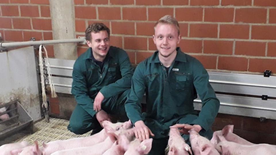 Christopher Ahaus (rechts, Jahrgangsbester Tierwirt Fachrichtung Schweinehaltung) mit seinem Ausbilder Johannes Arkenstette