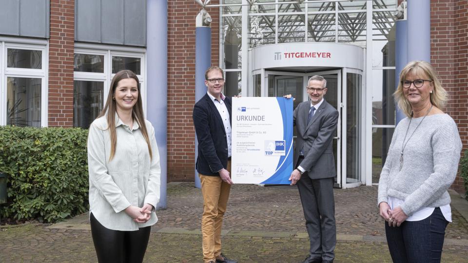 Die IHK-Urkunde TOP AUSBILDUNG als Bestätigung höchster Ausbildungsstandards übergab jetzt der stellvertretende IHK-Hauptgeschäftsführer Eckhard Lammers (2. von rechts) an Personalleiter Dennis Dierker (2. von links) und die Ausbilderinnen Sabine Abramsen (rechts) und Anne Grawe (links) von der Titgemeyer GmbH & Co. KG in Osnabrück.