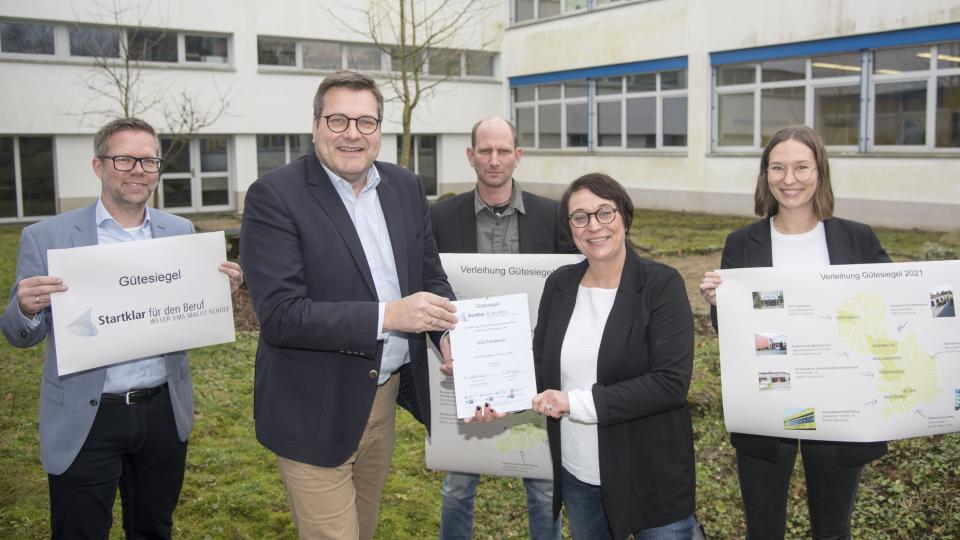 DIE FREUDE WAR GROSS: SUSANNE STEININGER (ZWEITE VON RECHTS) VON DER MASSARBEIT UND ANN-KATHRIN BUDKE VON DER FIRMA PIEPENBROCK (RECHTS) ÜBERGABEN AN SCHULLEITER JÜRGEN SANDER (ZWEITER VON LINKS) UND HOLGER ISFORT, BEAUFTRAGTER FÜR BERUFSORIENTIERUNG AN DER IGS (DRITTER VON LINKS), DAS GÜTESIEGEL. EBENFALLS DABEI: SAMTGEMEINDEBÜRGERMEISTER MATTHIAS WÜBBEL. FOTO: UWE LEWANDOWSKI/LANDKREIS OSNBABRÜck