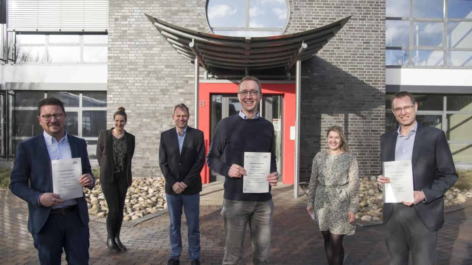An einem Strang bei der Nachwuchssicherung ziehen (v.l.) Lars Hellmers (Vorstand MaßArbeit kAöR), Kerstin Hüls (Servicestelle Schule-Wirtschaft – MaßArbeit kAöR), Harald Brinkmeyer (AWT Fachleiter Realschule Wallenhorst), Christian Tebbe (Betriebsleiter Schulz Systemtechnik Standort Wallenhorst), Janine Türke (Personaldisponentin Schulz Systemtechnik) und Stefan Schmidt (Schulleiter Realschule Wallenhorst). Foto: Uwe Lewandowski