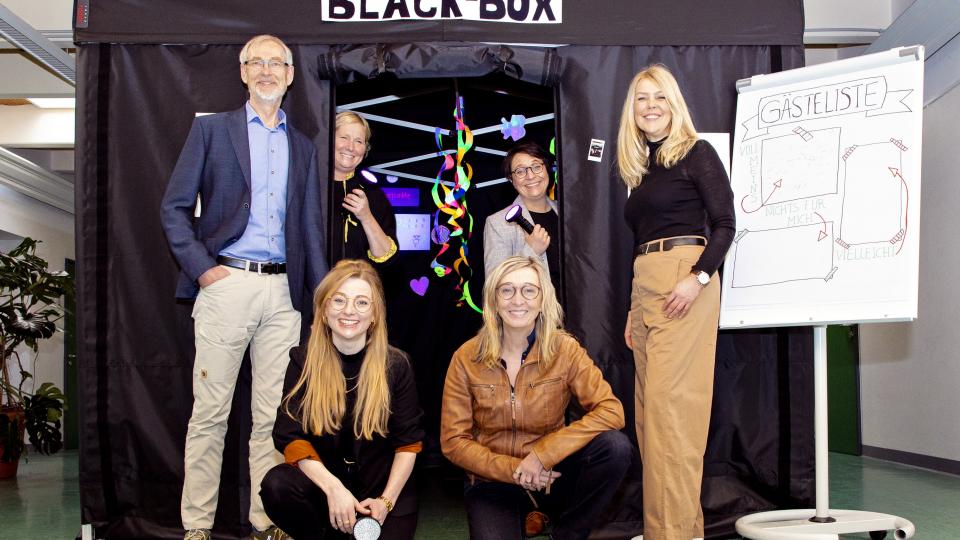 Sie machen mit der Black Box jungen Menschen das Angebot, den Beruf Erzieher*in von einer ganz neuen Seite kennen zu lerne (von links nach rechts stehend): Claus Dötzer, Kommissarischer Schulleiter der BBS Melle, Elke-Petra Trendelkamp, Abteilungsleiterin Sozial- und Heilpädagogik an der BBS Melle, Susanne Steininger, Bereichsleiterin MaßArbeit und Susanne Belau, Projektkoordinatorin KiTa Kunterbunt, sowie (von links nach rechts sitzend) Annika Schütte, Servicestelle Schule-Wirtschaft und Sandra Kundt