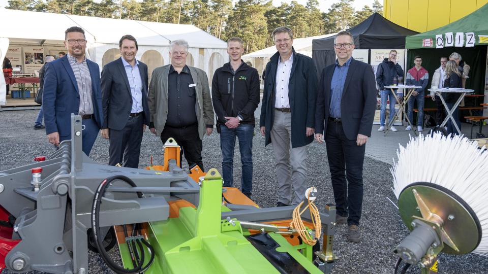 Zogen eine positive Bilanz der ersten Azubimesse #DeineAus-bildungSuchtDich in Fürstenau (von links): Lars Hellmers, Vor-stand der MaßArbeit, Michael Bürgel, Bürgermeister der Samt-gemeinde Artland, die beiden cdVet-Geschäftsführer Clemens und Patrick Dingmann, Michael Wernke, Bürgermeister der Samtgemeinde Bersenbrück, und Matthias Wübbel, Bürger-meister der Samtgemeinde Fürstenau.  Foto: MaßArbeit / Hermann Pentermann