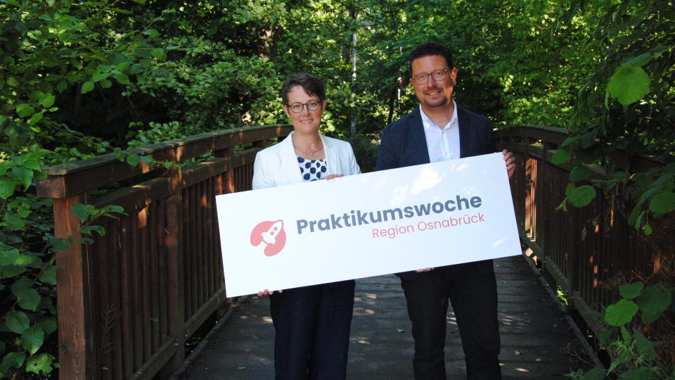 5 Tage, 5 Berufe, 5 Unternehmen: IAV-Geschäftsführerin Sabine Stöhr und Maßarbeit-Vorstand Lars Hellmers freuen sich, Jugendliche und Unternehmen in den Ferien zusammenzubringen.  Bildnachweis: IAV