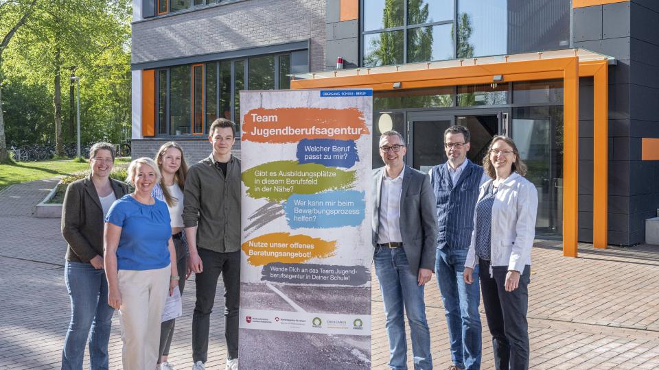 Sie freuen sich auf die Zusammenarbeit in der „Jugendberufsagentur in Schule“ am Gymnasium Bad Essen (von links): Eva Maria Prume, Beauftragte Berufs- und Studienorientierung am Gymnasium, Frauke Duchardt, Studienberatung der Agentur für Arbeit Osnabrück, die Schülervertreter Sarah Warhus und Julius Lindemann, Schulleiter Christian Rinné, Prof. Dr. Torben Kuhlenkasper, Vorsitzender des Schulelternrates, und Kristina Steinhake, Teamleitung Ausbildungslotsen der MaßArbeit. Foto: MaßArbeit / Hermann Penterma