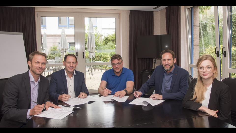 Unterzeichnen den neuen Kooperationsvertrag (von links nach rechts): Marc Thelen, stellvertretender Schulleiter der Oberschule Hilter, Marc Schewski, Bürgermeister der Gemeinde Hilter, Stefan Asche und Michael Pfüller, Geschäftsführer der Uniqfood GmbH, und Annika Schütte von der Servicestelle Schule-Wirtschaft der MaßArbeit. Foto: MaßArbeit / Uwe Lewandowski 