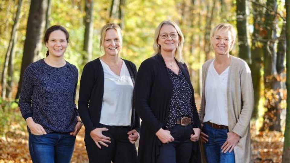 4 Personen im Hintergrund Wald 