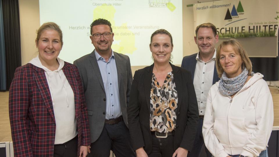 Freuen sich gemeinsam über erfolgreiche Mini-Vorstellungsgespräche: v.l.n.r. Sabine Michalick (I. & W. Erpenbeck, Glandorf), MaßArbeit-Vorstand Lars Hellmers, Anja Wellmeyer (Klenke Druck), Bürgermeister Marc Schewski, Schulleiterin Ute Haehnel.