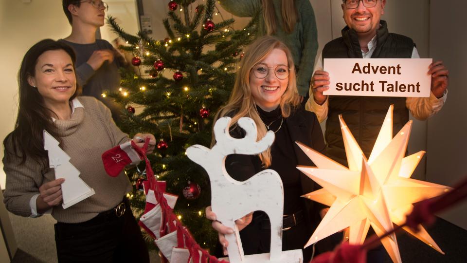 Freuen sich gemeinsam auf den digitalen Adventskalender: v.l.n.r. Katja Bielefeld (Servicestelle Schule-Wirtschaft ), Daniel Löhner (Ausbildungslotse), Annika Schütte (Servicestelle Schule-Wirtschaft), Carolin Pieper (Ausbildungslotsin) und MaßArbeit-Vorstand Lars Hellmers.