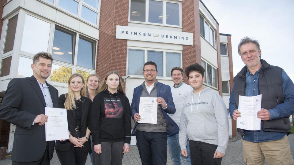Sie wollen die neue Kooperation erfolgreich machen: v.l.n.r.: Michael Schilling (HR Manager Prinsen Berning GmbH & Co. KG),  Annika Schütte (Servicestelle Schule-Wirtschaft MaßArbeit), Larissa Möller (HR Advisor Prinsen Berning GmbH & Co. KG), Michelle Scheidemann (Schülerin Sophie-Scholl-Schule), Lars Hellmers (Vorstand MaßArbeit), Richard Stang (Berufsorientierungsbeauftragter, Sophie-Scholl-Schule), Edis Sunan (Schüler Sophie-Scholl-Schule) und Mark Reinhardt (Schulleiter Sophie-Scholl-Schule).