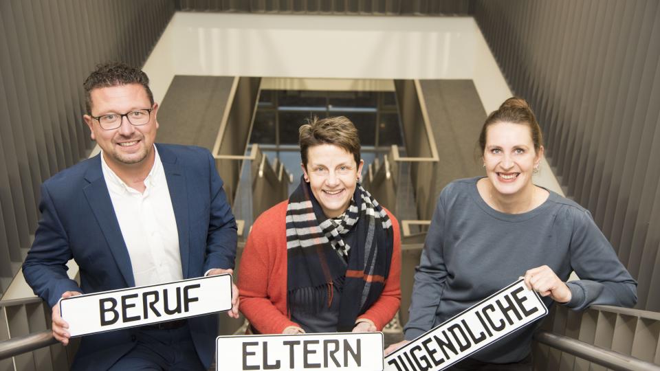 Sie präsentierten im Kreishaus die Ergebnisse der Elternbefragung der Servicestelle Eltern der MaßArbeit (von links): Lars Hellmers, Vorstand der MaßArbeit, Bärbel Bosse, Vorsitzende des Kreiselternrates und Kerstin Hüls, Koordinatorin der Servicestelle Eltern