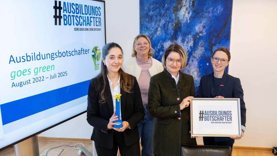 Bildunterschrift (von links): IHK-Projektkoordinatorin Florentina Berisha, HWKProjektkoordinatorin Meike Wirtz-Winkler, IHK-Geschäftsbereichsleiterin Aus- und Weiterbildung Juliane Hünefeld-Linkermann und HWK-Dezernatsleiterin Berufsbildung und Prüfungswesen Anna Brockhoff (Bildquelle: IHK/Hermann Pentermann). Ansprechpartnerinnen: