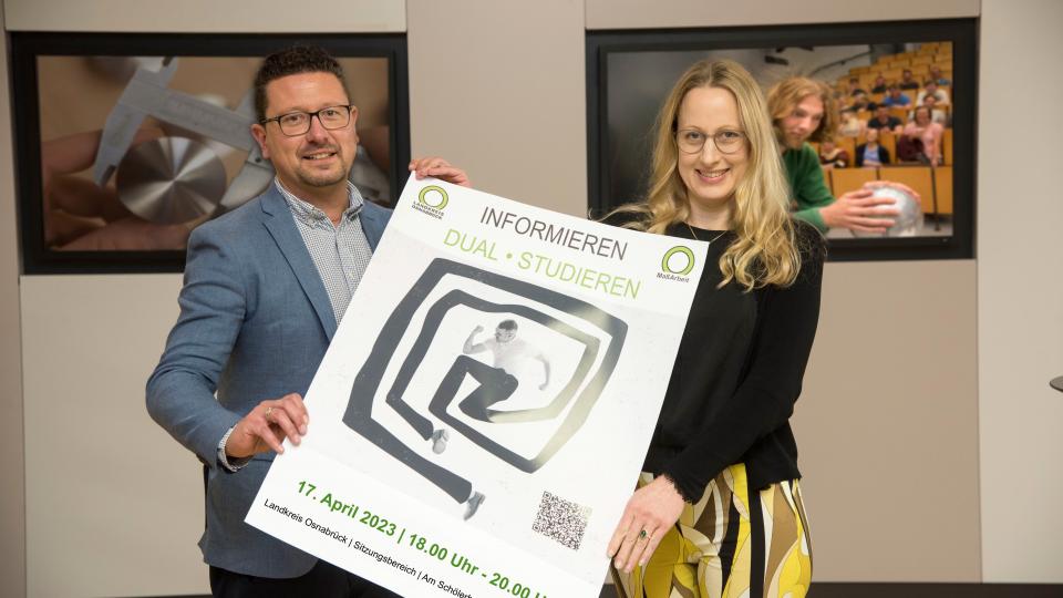 Das Karriereevent „Informieren – dual studieren“ zeigt, dass Studium und betriebliche Ausbildung gut miteinander verbunden werden können. Von links: MaßArbeit-Vorstand Lars Hellmers und Landrätin Anna Kebschull freuen sich auf diese Veranstaltung. Foto: MaßArbeit /  Uwe Lewandowski
