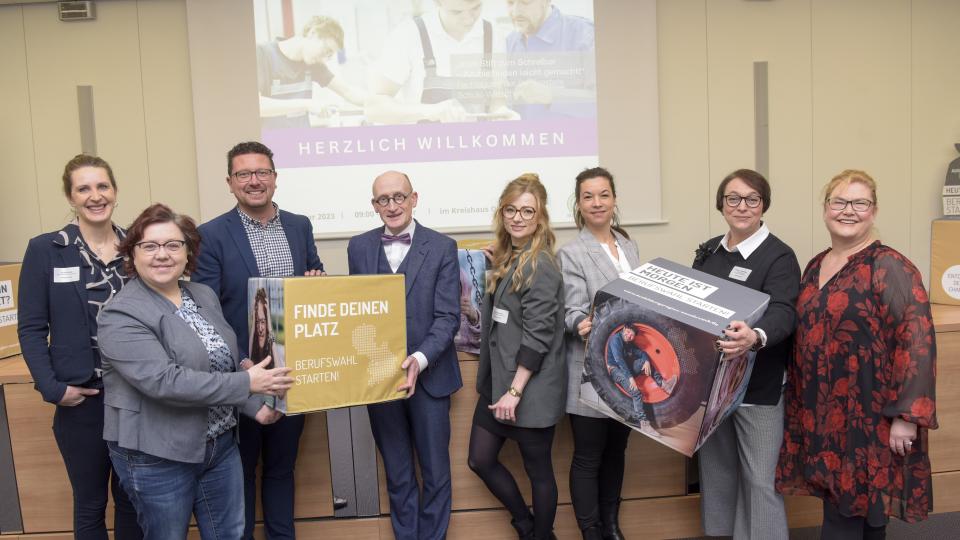(Von links): Kerstin Hüls, Servicestelle Schule-Wirtschaft der MaßArbeit, die Erste Kreisrätin Bärbel Rosensträter, MaßArbeit-Vorstand Lars Hellmers, Prof. Dr. Uwe Peter Kanning von der Hochschule Osnabrück, Annika Schütte und Katja Bielefeld, Servicestelle Schule-Wirtschaft, MaßArbeit-Bereichsleiterin Susanne Steininger und Moderatorin Debbie Coetzee-Lachmann freuten sich über die gelungene Fachtagung „Vom Stift zum Schreiber – Azubis finden leicht gemacht!“. Foto: MaßArbeit / Uwe Lewando