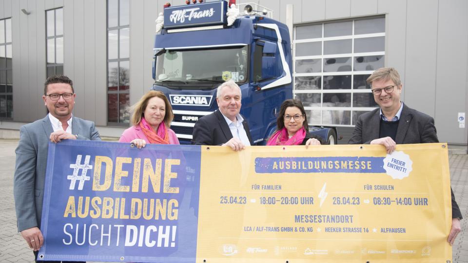 Die Veranstalter freuen sich auf die diesjährige Azubimesse im Nordkreis! (v.l.: Lars Hellmers, Vorstand der MaßArbeit; Anke und Heiko Scheffczyk, Geschäftsführung von LCA und Alf-Trans; Katja Bielefeld, Servicestelle Schule-Wirtschaft; Michael Wernke, Samtgemeindebürgermeister Bersenbrück) Bildnachweis: MaßArbeit – Uwe Lewandowski