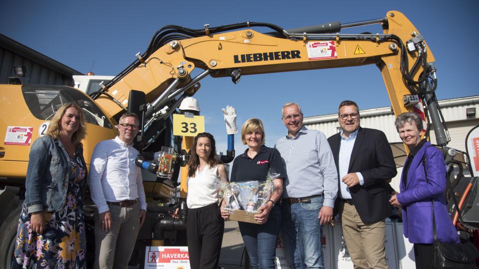 Freuten sich über den Erfolg des B.O.P in Fürstenau: v.li. Carmen Höveler (Schulleiterin Oberschule Neuenkirchen), Samtgemeindebürgermeister Matthias Wübbel, Katja Bielefeld (MaßArbeit), Marion Grofer und Bernd Ha-verkamp (J.B. Haverkamp), IGS-Schulleiter Jürgen Sander und Ludgera Gohmann (Schulleiterin Marienschule Schwagstorf).  Foto: Uwe Lewandowski