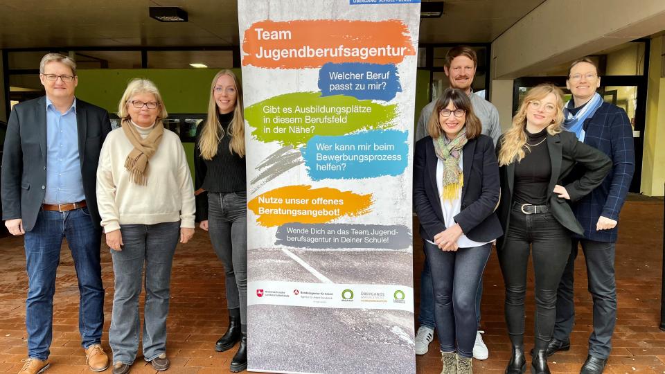 Matthias Gerigk, Berufsorientierungsbeauftragter des Gymnasiums Bad Iburg, Schulleiterin Christiane Schneider, Ausbildungslotsin Carolin Pieper, vorne Studien- und Berufsberaterin Magdalena Singh, Ralf Michael, Teamleitung Berufsberatung der Agentur für Arbeit Osnabrück, Annika Schütte, Servicestelle Schule-Wirtschaft, und Kristina Steinhake, Teamleitung Ausbildungslotsen der MaßArbeit.