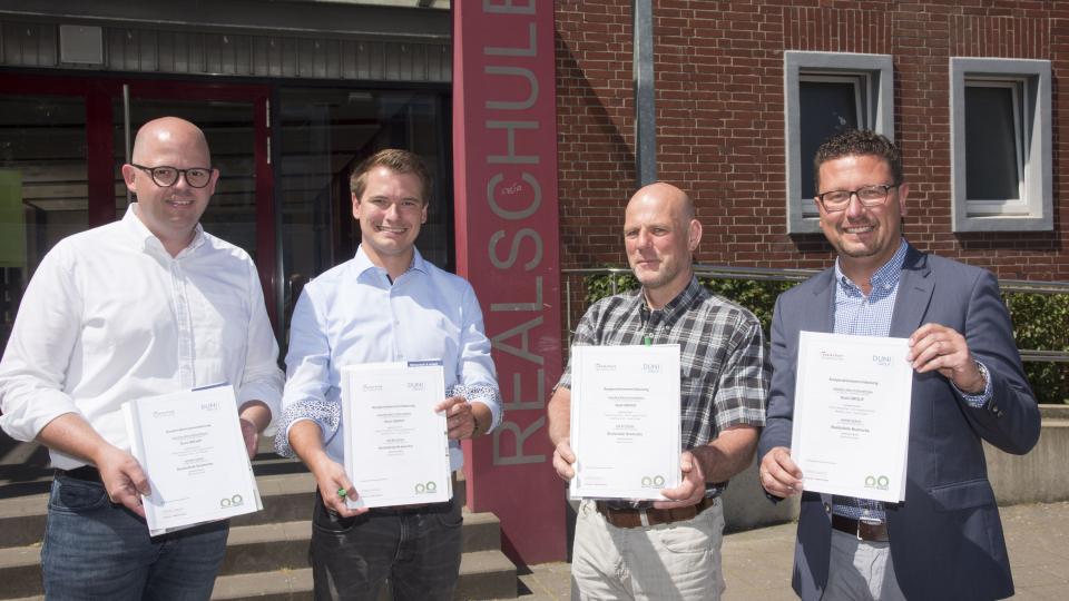 Gemeinsame Wege bei der Berufsorientierung von Jugendlichen gehen (v.li.) Matthias Voß (Geschäftsführer Duni GmbH), Tobias Rosenthal (Geschäftsführer Duni Logistik GmbH), Martin Köchert (Schulleiter Realschule Bramsche) und Lars Hellmers (Vorstand MaßArbeit). Foto: Uwe Lewandowski