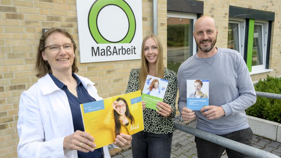Die Teamleiterin der Ausbildungslotsen, Kristina Steinhake, und die Ausbildungslotsin Carolin Pieper (Südkreis) und der Ausbildungslotse für den Ostkreis, Martin Möller, unterstützen die Jugendlichen mit Rat und Tat. Foto: Hermann Pentermann