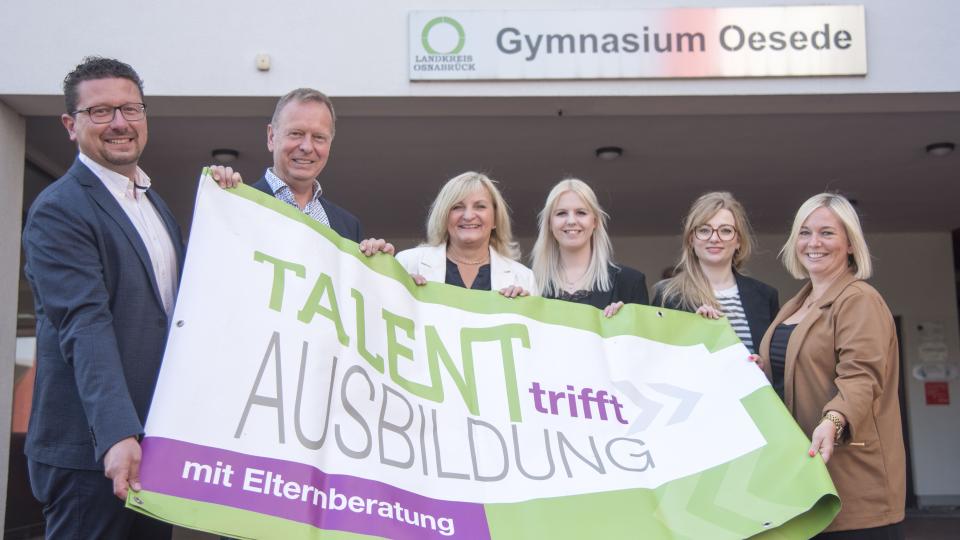Freuen sich auf die erfolgreiche Veranstaltung „Talent trifft Ausbildung im Gymnasium Oesede (v.li.): MaßArbeit-Vorstand Lars Hellmers, Thomas Rohm (Schulleiter Gymnasium Oesede), Dagmar Bahlo, Bürgermeisterin Georgsmarienhütte, Theresa Brune (Wirtschaftsförderung Georgsmarienhütte), Annika Schütte (Servicestelle Schule Wirtschaft der MaßArbeit) und Ausbildungslotsin Sandra Petsch.  Foto: Uwe Lewandowski