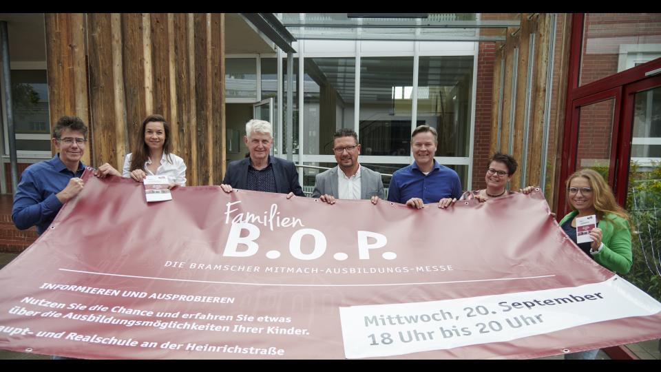 Auf den B.O.P. freuen sich (v.li.): Stefan Rudys (BO-Coach Hauptschule Bramsche), Katja Bielefeld (Servicestelle Schule-Wirtschaft), Heiner Pahlmann (Bürgermeister Bramsche), Lars Hellmers (Vorstand MaßArbeit),  Klaus Sandhaus (Wirtschaftsförderung Bramsche), Dorte Hierse (Schulleitung Hauptschule Bramsche), Klaudia Stolecki (BO-Coach Hauptschule Bramsche)