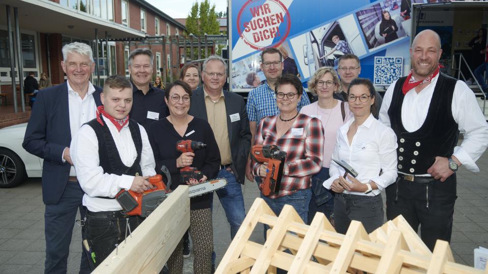 Über den Erfolg des B.O.P. freuen sich (v.li.): Heiner Pahlmann (Bürgermeister Bramsche), Klaus Sandhaus (Wirtschaftsförderung Bramsche), Susanne Steininger (MaßArbeit), Marita Kleene-Schleper (Wilhelm-Busch-Schule Bramsche); Thomas Bening (Schulleitung IGS Bramsche), Robert Ritter (IGS Bramsche), Dorte Hierse (Schulleitung Hauptschule Bramsche), Ines Asselmeyer (Wirtschaftsförderung Bramsche), Tim Schöpper (Realschule Bramsche), Katja Bielefeld (Servicestelle Schule-Wirtschaft)