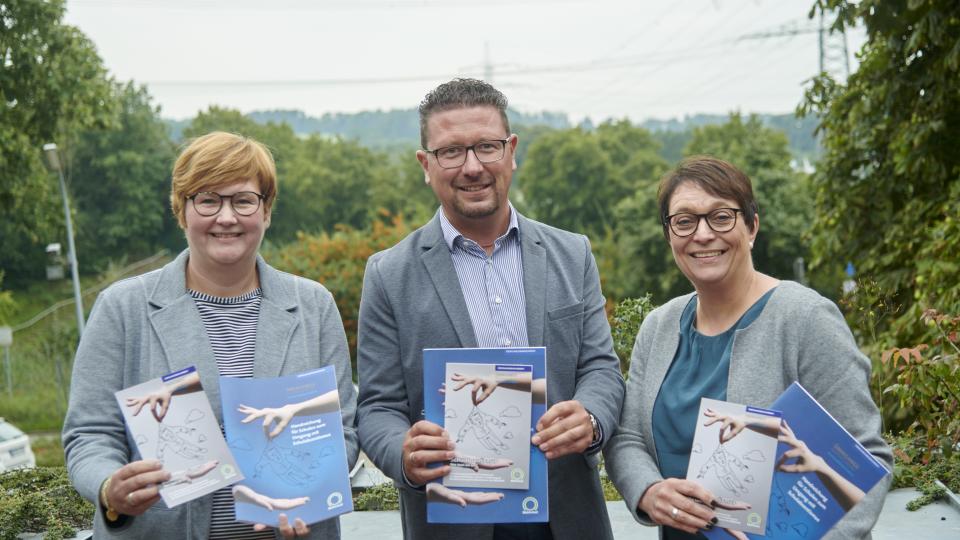 Die aktuelle Handreichung stellten (v.li.) Marion Pohlmann, Handlungsfeld Schulabsentismus der MaßArbeit, MaßArbeit-Vorstand Lars Hellmers und Susanne Steininger, Bereichsleiterin Übergangsmanagement Schule-Beruf, vor. 