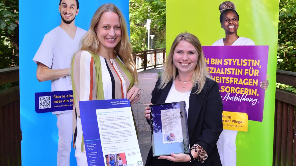 Landrätin Anna Kebschull und Lina Freitag (Fachdienst Soziales, Landkreis Osnabrück) werben für ein neues Angebot: Mitarbeiterinnen der Betriebssozialarbeit unterstützen junge Menschen, die eine Ausbildung in der Pflege absolvieren. Foto: Landkreis Osnabrück/Henning Müller-Detert