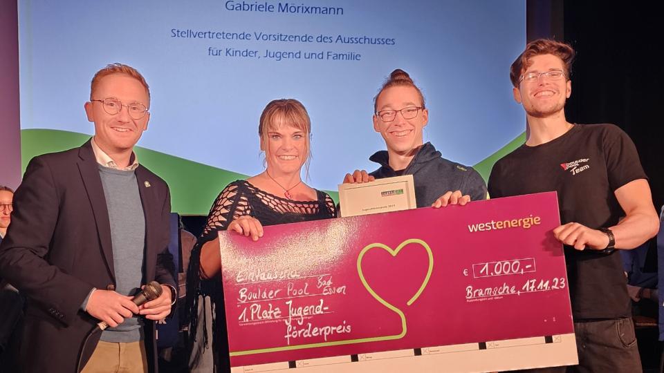 Michael Lührmann (Moderator der Verleihung und stellvertretender Landrat,) Gabriele Mö-rixmann (Stellvertretende Vorsitzende des Ausschusses für Kinder, Jugend und Familie, Hendrik Warnecke und Leo Kuhlenbeck (Boulder Pool Bad Essen). Foto: Jugendring Osnab-rücker Land, Anja Samland