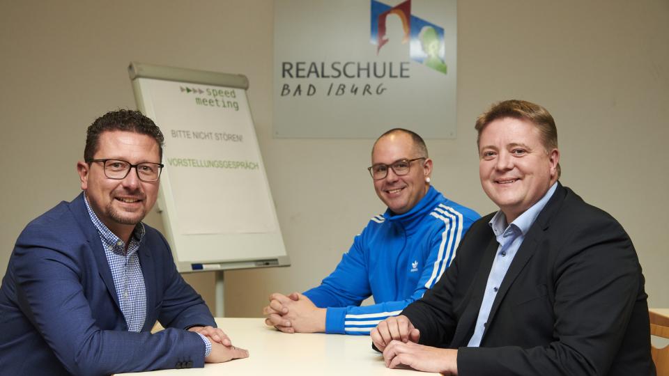 MaßArbeit-Vorstand Lars Hellmers (v.li.), Sebastian Gottlöber, Realschule Bad Iburg, und Bad Iburgs Bürgermeister, Daniel Große-Albers, freuen sich über den Erfolg der „Speed-Meetings“. Foto: Uwe Lewandowski