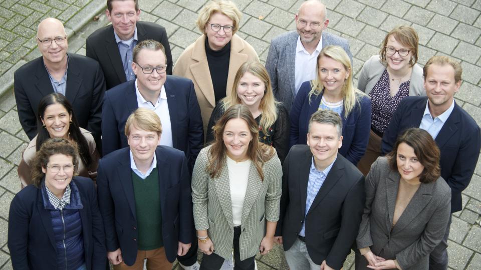 Gemeinsam Pflegekräfte aus dem Ausland rekrutieren wollen (v. li., hinten): Jens Müller (Agentur für Arbeit), Andreas Waldkötter (Agentur für Arbeit), Anja Wiesen (Deutsche Fachkräfteagentur für Gesundheits- und Pflegeberufe GmbH (DeFa)), Peter Vahrenkamp (WIGOS), Lisa Obermeyer (GewiNet) sowie (v.li. Mitte): Yülyane Korkmaz (RKW Nord GmbH), Ingmar Bojes (WFO), Lina Freitag (Landkreis Osnabrück), Rebekka Jacobs (Alfa Personnel Care), Ajdin Cogo (RKW Nord GmbH), sowie (v.li. vorne): Anja Fels (Landkreis Osn