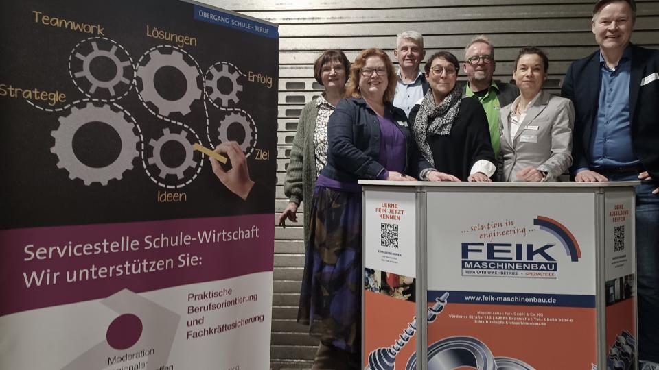 Freuten sich über das große Interesse am Netzwerktreffen (v.li.): Anette Marewitz, Ortsbürgermeisterin von Lappenstuhl, Referentin Dr. Debbie Stoll, der Bürgermeister der Stadt Bramsche, Heiner Pahlmann, Susanne Steininger, Bereichsleiterin MaßAr-beit, Thomas Feik, Maschinenbau Feik, Katja Bielefeld, Servicestelle Schule-Wirtschaft der MaßArbeit, und der Wirtschaftsförderer der Stadt Bramsche, Klaus Sandhaus. Foto: MaßArbeit